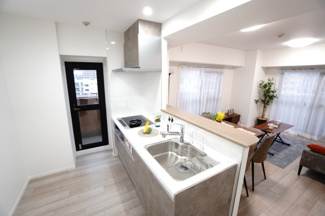 【キッチン】 | 【上質リフォーム】Jcity古市駅前 | 【キッチンスペース】
今回のキッチンは料理をすることが楽しみになる心地よさで
家族みんなが使いたくなるようなワクワクいたします。
また、リビングから手元が見えないように配慮されたデザインも嬉しい♪