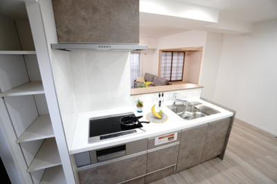 【キッチン】 | 【上質リフォーム】Jcity古市駅前 | ☆キッチンの特徴☆
・クリナップ社製
・勝手口
・アクリストンワークトップ
・浄水器一体型ハンドシャワー水栓
・食洗機は後付け可能
・IHクッキングヒーター
・フラットスリムレンジフード
・幕板同色