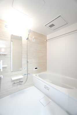 【浴室】 | 【上質リフォーム】Jcity古市駅前 | 【バスルーム】
TOTO社製RWシリーズは
「ゆるリラ浴槽」「カラリ床」で独自の技術によりバスタイムを
よりよく演出してくれます！
更に、浴室暖房乾燥機が標準設備！
お手入れが楽なシステムバスです。