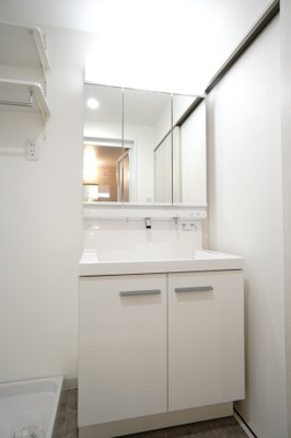 【独立洗面台】 | 【上質リフォーム】Jcity古市駅前 | 【コスメカウンター】
LIXIL社製!
キレイアップカウンターが特徴の本商品は、
継ぎ目等が少なく、上から吐水の水栓なので、
水がたまりにくくお手入れ楽々です。
3面鏡裏やボウル下の収納も使いやすい！