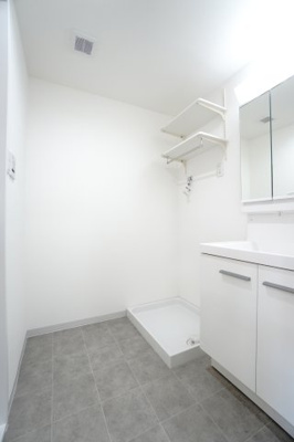 【独立洗面台】 | 【上質リフォーム】Jcity古市駅前 | 【パウダールーム】
嬉しい、タオル掛け付きの2段可動式のリネンラック。
しかも装着が楽なワンタッチ式の給水栓！
洗濯機置場はドラム式の洗濯機も入るサイズですが、
お手持ちのサイズが入るか要確認です！