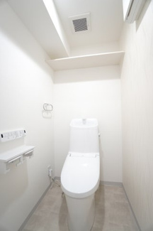 【トイレ】 | 【上質リフォーム】Jcity古市駅前 | 【レストルーム】
LIXIL社製！
フチをなくした便器形状。
お掃除はサッとひとふきで完了！
渦を巻くようなパワーストリーム洗浄！
フルオート洗浄付き！
もしもの時も慌てないツインペーパーホルダー！