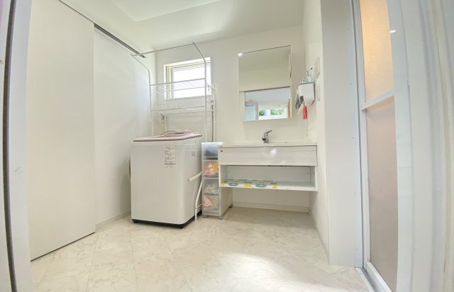 鎌倉に住みたい人お問い合わせお待ちしておりますの洗面所|広くて明るい洗面所です。