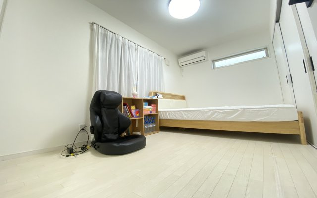 鎌倉に住みたい人お問い合わせお待ちしておりますの洋室|広い使い勝手のよい洋室です。床を傷つけないようにフローリングシートを敷いているので、床の傷もほとんどありません。