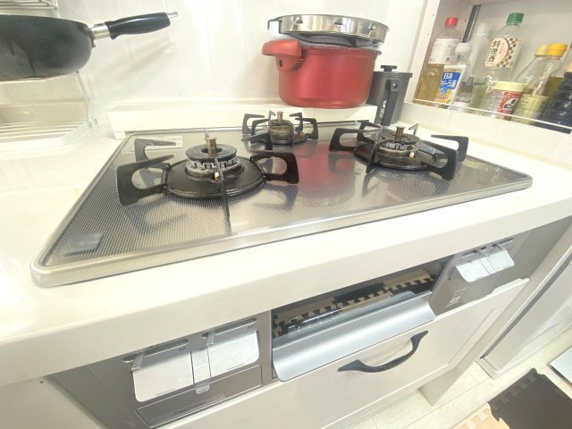 鎌倉に住みたい人お問い合わせお待ちしておりますのキッチン|ガラストップのコンロなのでお手入れも楽々かんたん♪