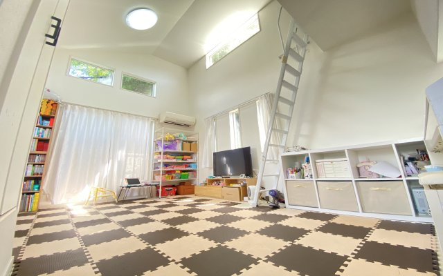 鎌倉に住みたい人お問い合わせお待ちしておりますの居間・リビング|キッチン横からの角度からの撮影です。