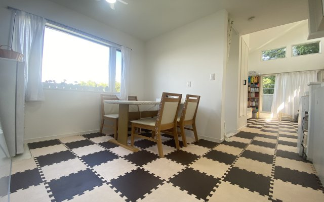 鎌倉に住みたい人お問い合わせお待ちしておりますのダイニング|窓からの明るい陽射しが朝の食卓を飾ります。