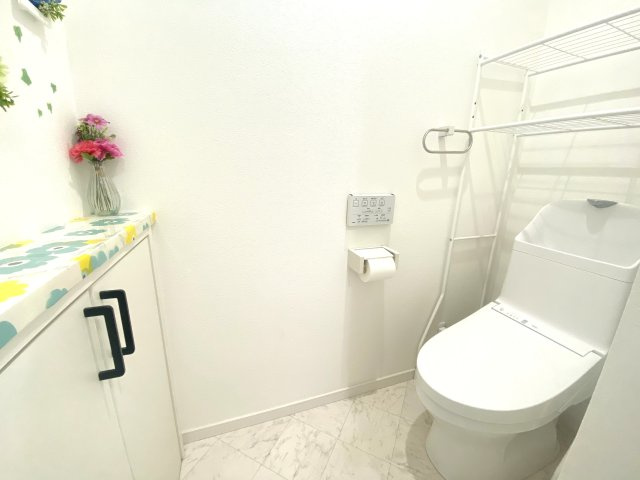 鎌倉に住みたい人お問い合わせお待ちしておりますのトイレ|あると嬉しい収納付きのおトイレです。
