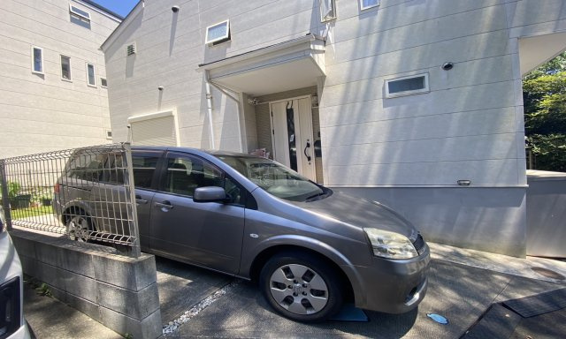 鎌倉に住みたい人お問い合わせお待ちしておりますの駐車場|ミニバンを停めても余裕の有るスペースの駐車場です。