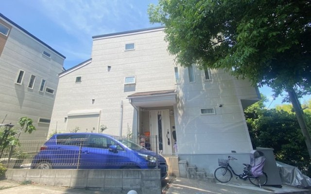 鎌倉に住みたい人お問い合わせお待ちしておりますの外観|写真にある大きい木は成約後に処理予定なので、家の周りもスッキリします。