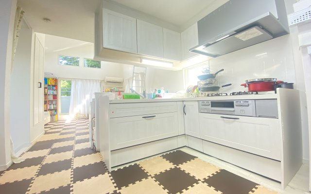 鎌倉に住みたい人お問い合わせお待ちしておりますのキッチン|エル型のキッチンなので、お子様と二人で料理もできそう広さがあります。