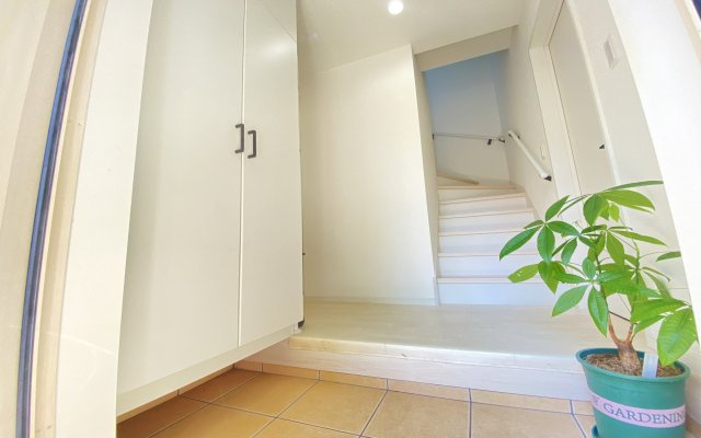 鎌倉に住みたい人お問い合わせお待ちしておりますの玄関|広く明るい収納もある玄関です。