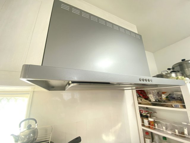 鎌倉に住みたい人お問い合わせお待ちしておりますのキッチン|レンジフードの取り外しも簡単なのでで掃除もラクラク