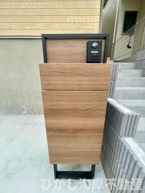 茅ヶ崎市小和田　新築戸建　全2棟の庭|宅配ボックス機能付門柱