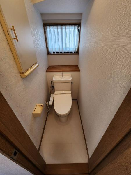 加須中古戸建リフォームのトイレ|１階トイレ　今回ウォシュレット交換しました　壁・天井クロス、床貼替