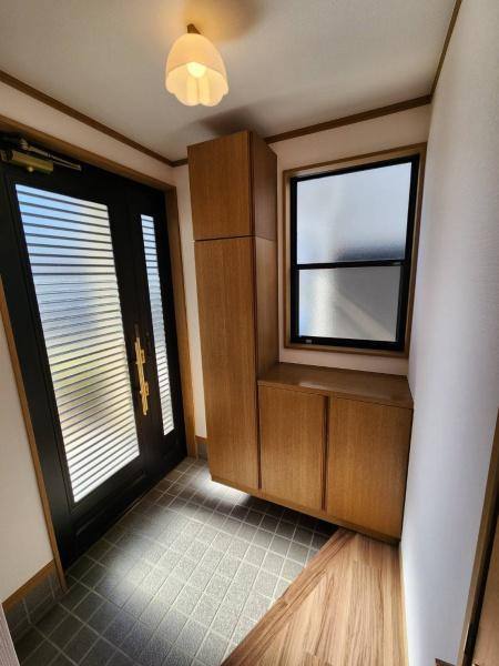 加須中古戸建リフォームの玄関|南西角の明るい玄関です　床板貼替