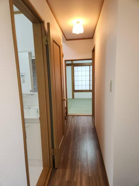 加須中古戸建リフォームのその他|１階廊下　壁・天井クロス、床貼替　