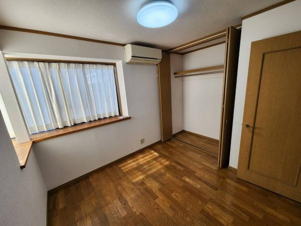 加須中古戸建リフォームの洋室|２階　明るい洋室５帖　壁・天井クロス、床貼替