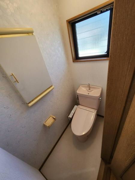 加須中古戸建リフォームのトイレ|２階トイレ　ウォシュレット交換　壁・天井クロス、床貼替