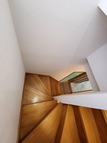 加須中古戸建リフォームの内装|階段です　壁・天井クロス貼替