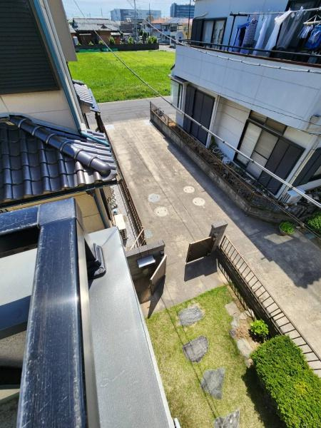 加須中古戸建リフォームの庭|２階からカースペースを見下ろす