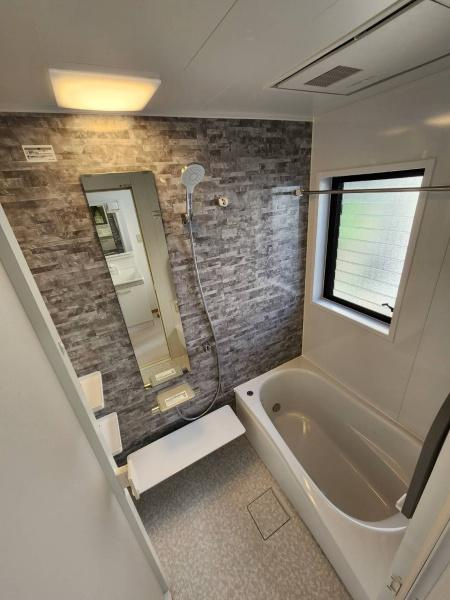 加須中古戸建リフォームの浴室|TOTOの浴室に今回新規リフォーム。追炊き・浴室暖房乾燥機能付きです。窓もある明るいお風呂です。