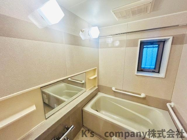 ◎茅ヶ崎市本村２丁目　レクセルマンション茅ヶ崎の浴室|窓のある浴室☆カビ対策ができます♪