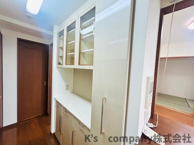 ◎茅ヶ崎市本村２丁目　レクセルマンション茅ヶ崎の収納|作り付けのキッチンカップボード☆収納力があります♪