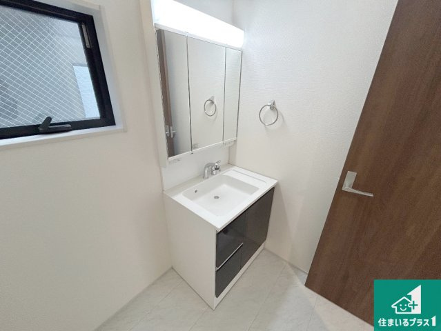 尼崎市西昆陽　第2期　新築一戸建ての独立洗面台|清潔感のある洗面台です。フラットな鏡は掃除がしやすく毎日清潔！鏡裏には収納があるのでスッキリとした洗面台が保てます。