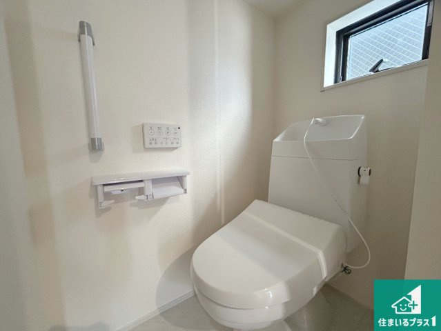 尼崎市西昆陽　第2期　新築一戸建てのトイレ|1・2階の2ヶ所にあるので、朝の忙しい時間の順番待ちもなく、深夜の利用にも大変便利です。