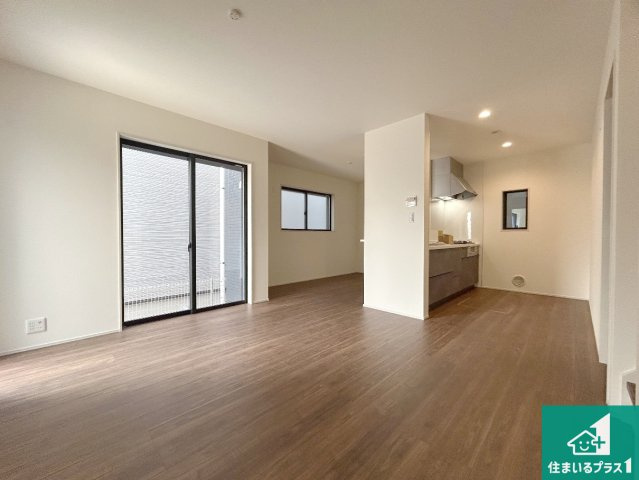 尼崎市西昆陽　第2期　新築一戸建ての居間・リビング|日当たり良好の明るいリビングで朝の目覚めもスッキリできそう！対面キッチンでご家族のコミュニケーションも自然と増える設計！小さなお子様が遊ぶスペースを作っても広々とくつろげるLDK！