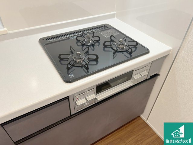 尼崎市西昆陽　第2期　新築一戸建ての設備|ダブル高火力Ｓｉセンサー付きコンロ！３口あるので、まとめて料理をする時も大活躍！