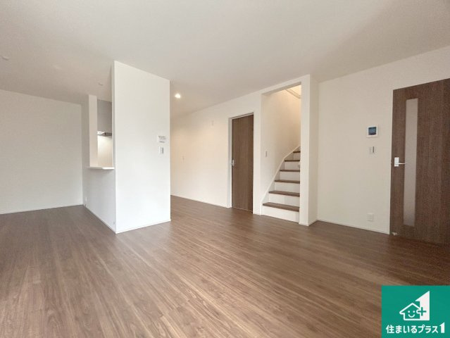 尼崎市西昆陽　第2期　新築一戸建ての居間・リビング|シンプルなリビングは、観葉植物等のインテリアを楽しめますね！パパ好みにも、ママ好みにも家具次第で雰囲気を変えることができます！