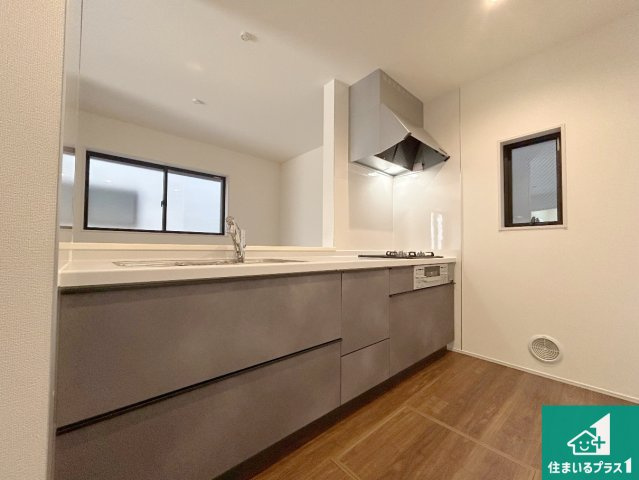 尼崎市西昆陽　第2期　新築一戸建てのキッチン|リビングと統一感があり、使い勝手のいいキッチン。広々としているので、二人並んで作業が出来ちゃいます。お子様と一緒に色々なお料理に挑戦できるスペースがあります。