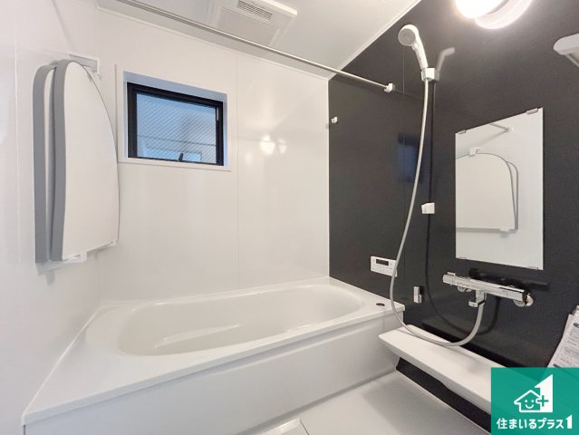 尼崎市西昆陽　第2期　新築一戸建ての浴室|足をゆったり伸ばして寛げる浴槽です。窓が設けられていますので差し込む光が明るく穏やかな雰囲気にしてくれます♪浴室乾燥機も設置しているので、雨の日の洗濯物も安心です♪