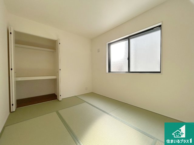 尼崎市西昆陽　第2期　新築一戸建ての和室|一室あると便利な和室は客間としてだけでなく、小さなお子様のプレイルームや食後のくつろぎスペースとしてもご利用いただけます。収納もついていますので大活躍間違いなし！