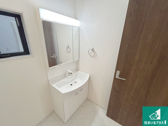 尼崎市西昆陽　第2期　新築一戸建ての独立洗面台|清潔感のある洗面台です。フラットな鏡は掃除がしやすく毎日清潔！鏡裏には収納があるのでスッキリとした洗面台が保てます。