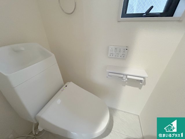 尼崎市西昆陽　第2期　新築一戸建てのトイレ|1・2階の2ヶ所にあるので、朝の忙しい時間の順番待ちもなく、深夜の利用にも大変便利です。