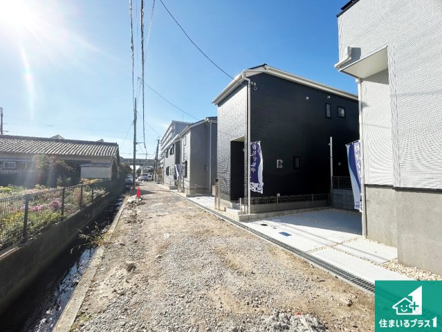 尼崎市西昆陽　第2期　新築一戸建ての前面道路含む現地写真|周辺は閑静な住宅街！前面道路広々で車の出し入れも便利です。駐車が苦手な方でも安心して車庫入れできます！