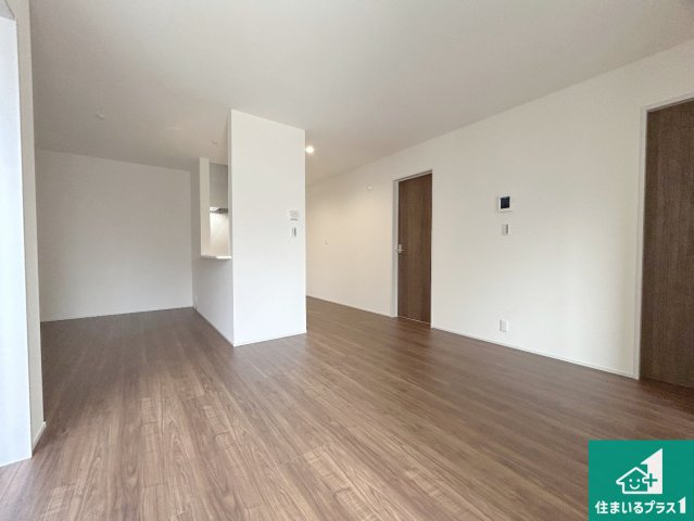 尼崎市西昆陽　第2期　新築一戸建ての居間・リビング|日当たり良好の明るいリビングで朝の目覚めもスッキリできそう！対面キッチンでご家族のコミュニケーションも自然と増える設計！小さなお子様が遊ぶスペースを作っても広々とくつろげるLDK！