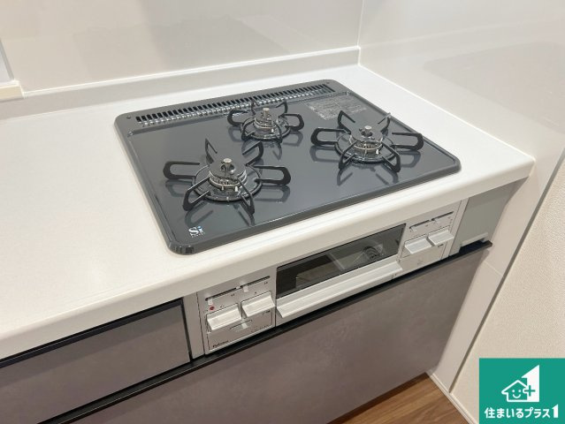 尼崎市西昆陽　第2期　新築一戸建ての設備|ダブル高火力Ｓｉセンサー付きコンロ！３口あるので、まとめて料理をする時も大活躍！