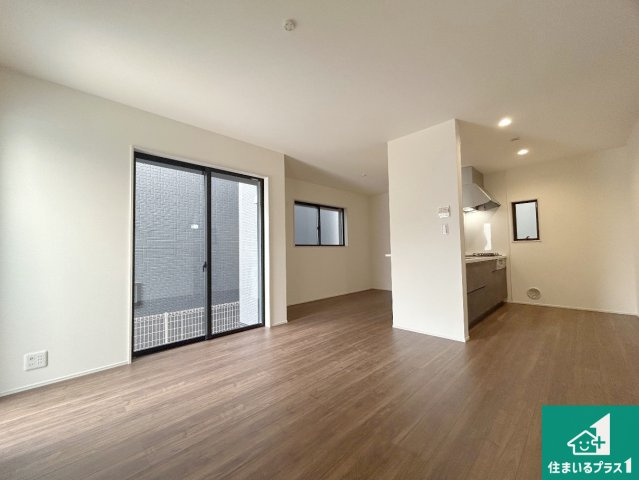 尼崎市西昆陽　第2期　新築一戸建ての居間・リビング|シンプルなリビングは、観葉植物等のインテリアを楽しめますね！パパ好みにも、ママ好みにも家具次第で雰囲気を変えることができます！