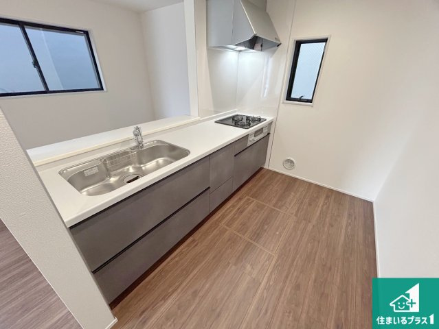 尼崎市西昆陽　第2期　新築一戸建てのキッチン|リビングと統一感があり、使い勝手のいいキッチン。広々としているので、二人並んで作業が出来ちゃいます。お子様と一緒に色々なお料理に挑戦できるスペースがあります。