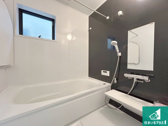 尼崎市西昆陽　第2期　新築一戸建ての浴室|足をゆったり伸ばして寛げる浴槽です。窓が設けられていますので差し込む光が明るく穏やかな雰囲気にしてくれます♪浴室乾燥機も設置しているので、雨の日の洗濯物も安心です♪