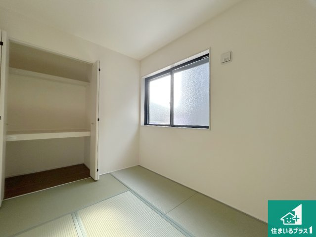 尼崎市西昆陽　第2期　新築一戸建ての和室|一室あると便利な和室は客間としてだけでなく、小さなお子様のプレイルームや食後のくつろぎスペースとしてもご利用いただけます。収納もついていますので大活躍間違いなし！