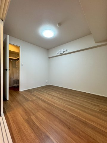 香里グランドコーポの洋室|洋室は約5.1帖あり、ウォークインクローゼット付きのお部屋です。