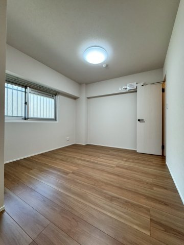 香里グランドコーポの洋室|洋室は約6.1帖あります。
ウォークインクローゼット付きで衣類や雑貨類もまとめて収納できます。