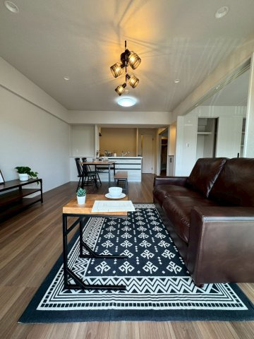 香里グランドコーポの居間・リビング|LDKは約14.7帖あり広々住空間です。