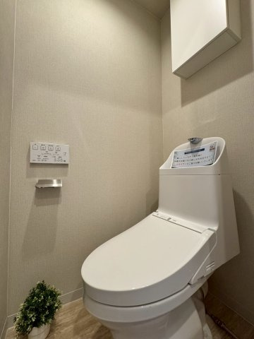 香里グランドコーポのトイレ|トイレは棚付きでトイレ用品もすっきり片付きます。
