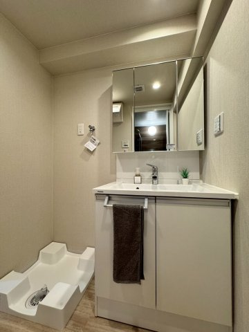 香里グランドコーポの独立洗面台|三面鏡付きの洗面台で便利です。